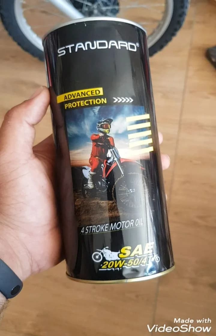 روغن موتور 20W50 استاندارد، رنگ مشکی، زرد و قرمز، جنس پلاستیک، قوطی استوانهای روغن