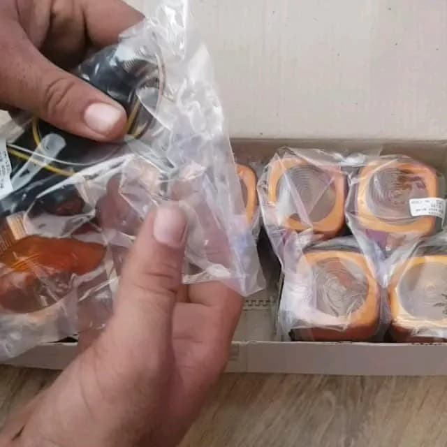 راهنما عقب پایه نشکن XL125، رنگ نارنجی و مشکی، جنس پلاستیک، قطعه فنی موتور