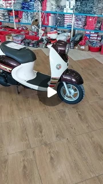 موتورسیکلت وینو اسپیشیال، رنگ سفید و قهوه‌ای، جنس فلز و پلاستیک، اسکوتر