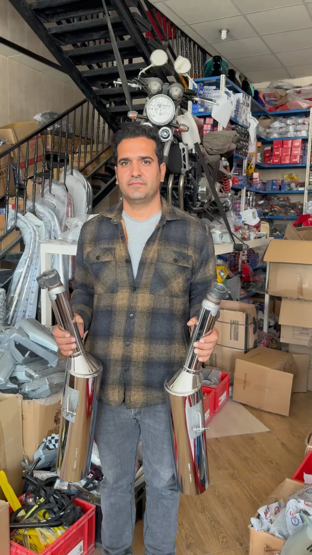 اگزوز هوندا CB1300، رنگ نقره‌ای و مشکی، جنس فلز و استیل، لوله‌ای براق