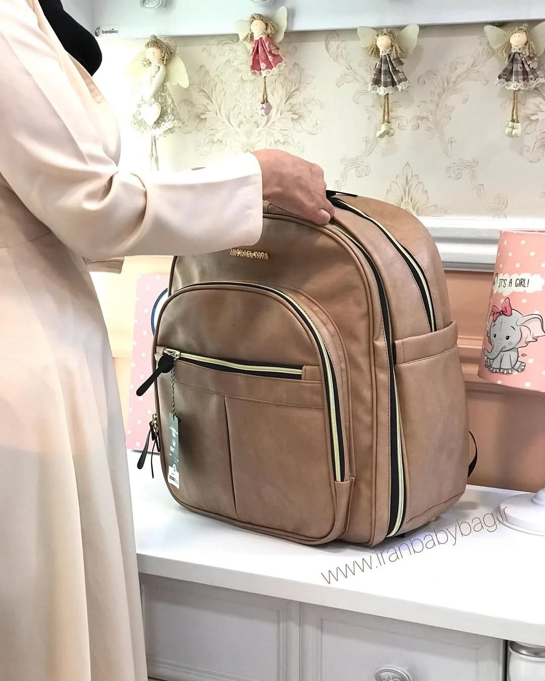 کوله پشتی لوازم نوزاد چرم مدل کاترین مایکل کورس، رنگ قهوه‌ای و کرم، جنس چرم مصنوعی، کوله‌پشتی بزرگ