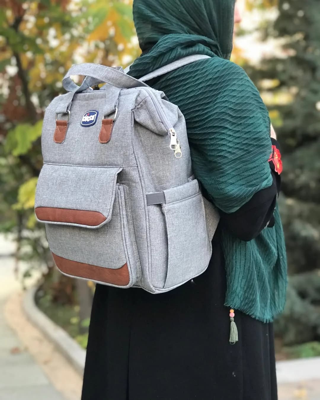 کوله پشتی لوازم نوزاد کتان با نوار دوزی چرم چیکو، رنگ خاکستری و قهوهای، جنس پارچه و چرم مصنوعی، کولهپشتی دوشی روزمره