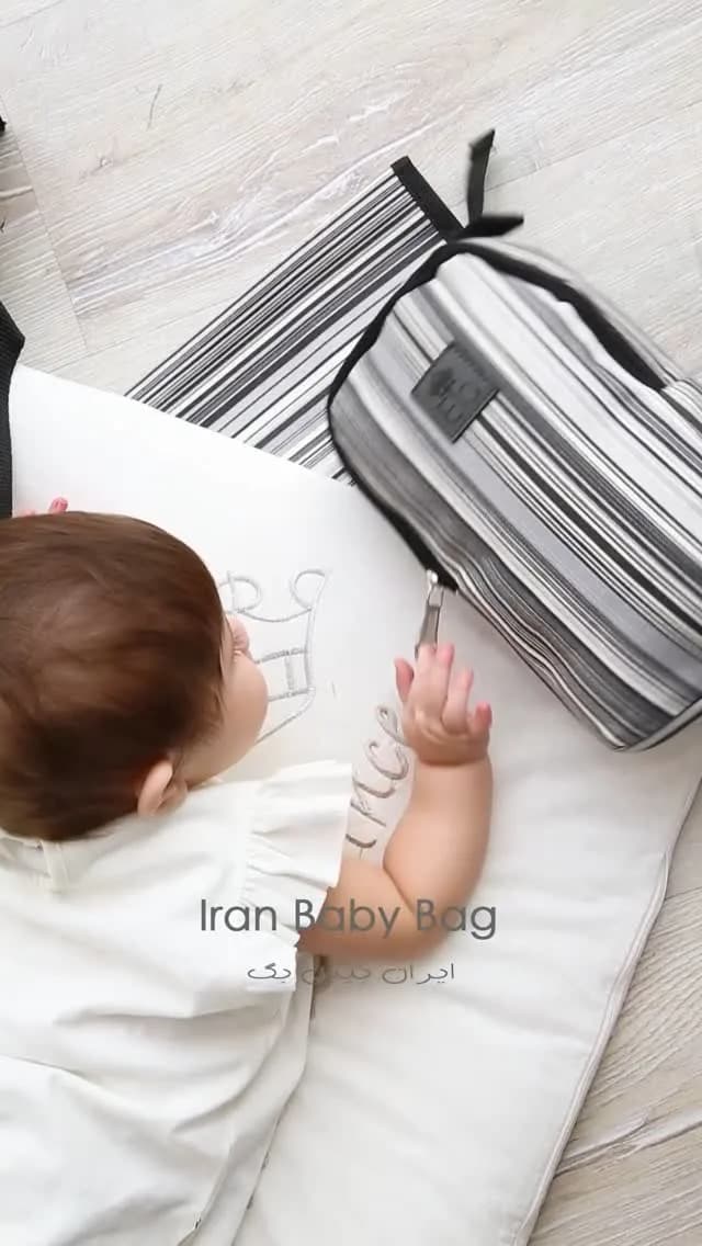 کیف لوازم نوزاد، رنگ خاکستری، سیاه و سفید، جنس پارچه، طرح راهراه، کیف دستی کوچک
