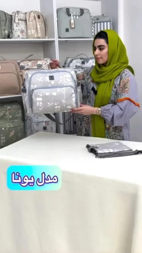 کیف لوازم نوزاد کتان مدل یونا ال اله، رنگ خاکستری و سفید، طرح گلدار، دوشی