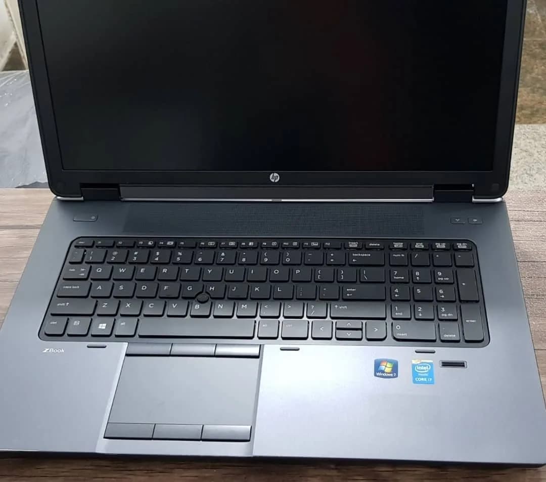 لپتاپ HP ZBook 17، رنگ خاکستری و مشکی