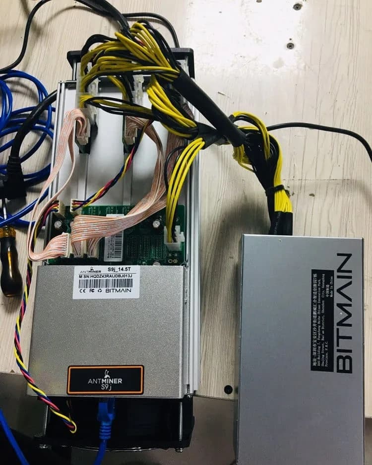 دستگاه ماینر ANTMiner S9j 14.5TH Bitmain، رنگ نقرهای و مشکی، جنس فلز و پلاستیک، دستگاه استخراج ارز دیجیتال
