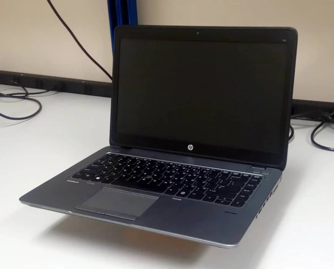 لپ تاپ HP EliteBook 745 G2 اچ پی، رنگ خاکستری و مشکی، جنس پلاستیک، باز، با کیبورد