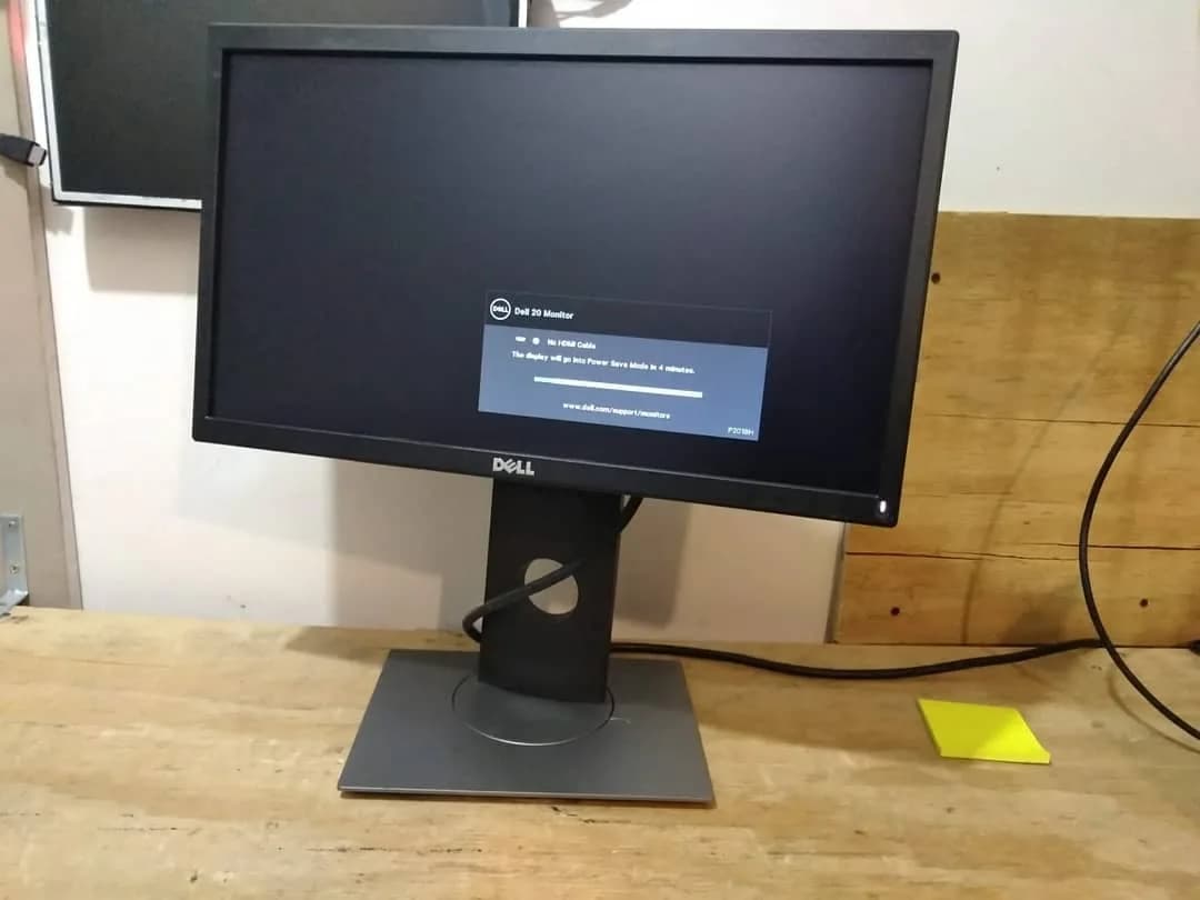 مانیتور دل P2018 ۲۰ اینچ Dell، رنگ مشکی و خاکستری، جنس پلاستیک، تخت، پایه دار