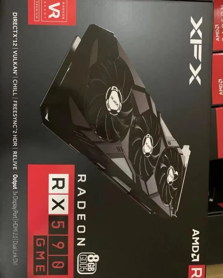 کارت گرافیک XFX RX590 ۸ گیگابایت، رنگ سیاه و قرمز، جنس پلاستیک و فلز، طرح نوشته، سه فنه