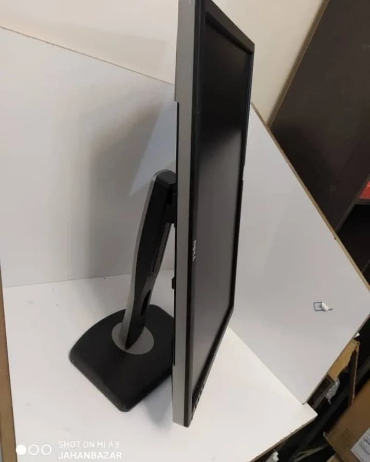 مانیتور Dell UltraSharp ۲۴ اینچ دل، رنگ سیاه و نقره‌ای، جنس پلاستیک و فلز، صفحه نمایش مستطیلی