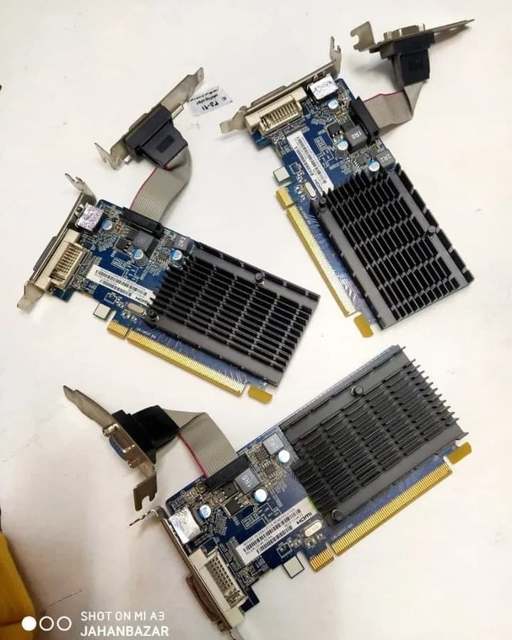 کارت گرافیک Radeon HD 5450 یک گیگ، رنگ آبی، مشکی و طلایی، جنس فلز و پلاستیک، مدل قدیمی، بدون فن