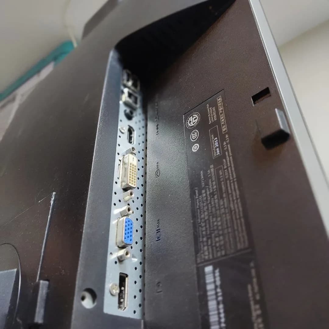 مانیتور استوک UltraSharp U2713HM 2K دل، رنگ سیاه و نقرهای، جنس فلز و پلاستیک، پنل پشت مانیتور