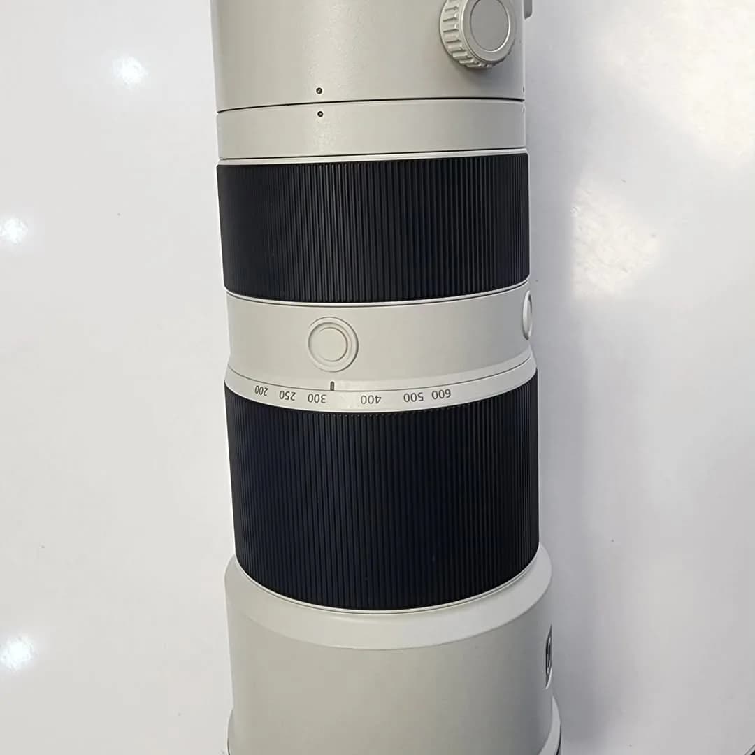 لنز 200-600mm G OSS کارکرده سونی، رنگ سفید و مشکی، جنس فلز و شیشه، تله فوتو