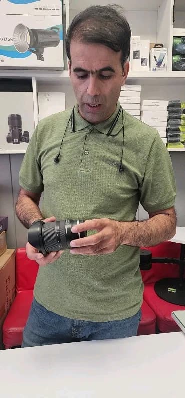 لنز 17-28mm Di III مانت سونی کارکرده تامرون، رنگ سبز و آبی، جنس پارچه و فلز، پولوشرت آستین کوتاه