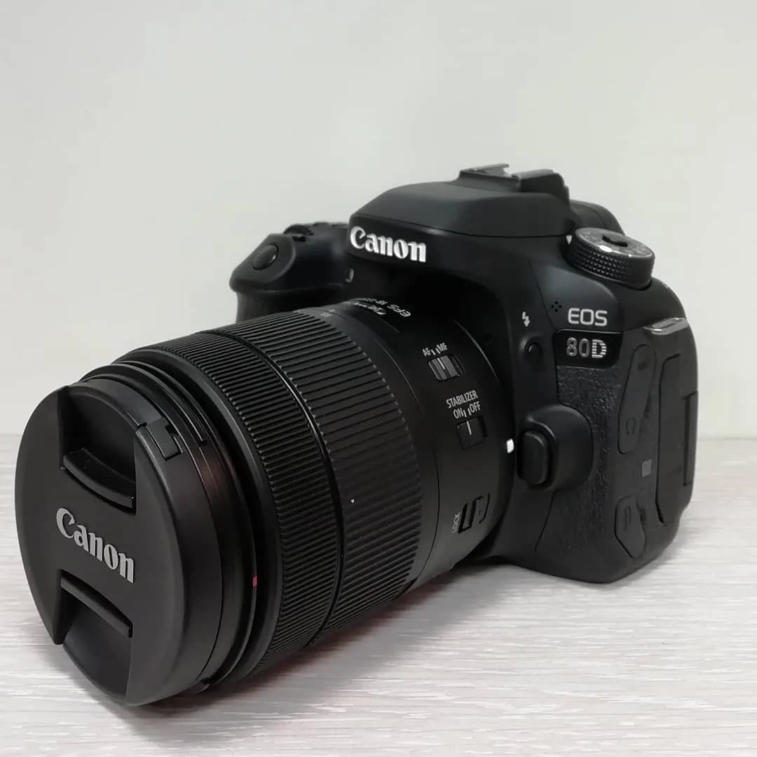 دوربین 80D با لنز 18-135 USM کارکرده، رنگ سیاه، جنس پلاستیک و فلز، طرح نوشته، DSLR با لنز عریض