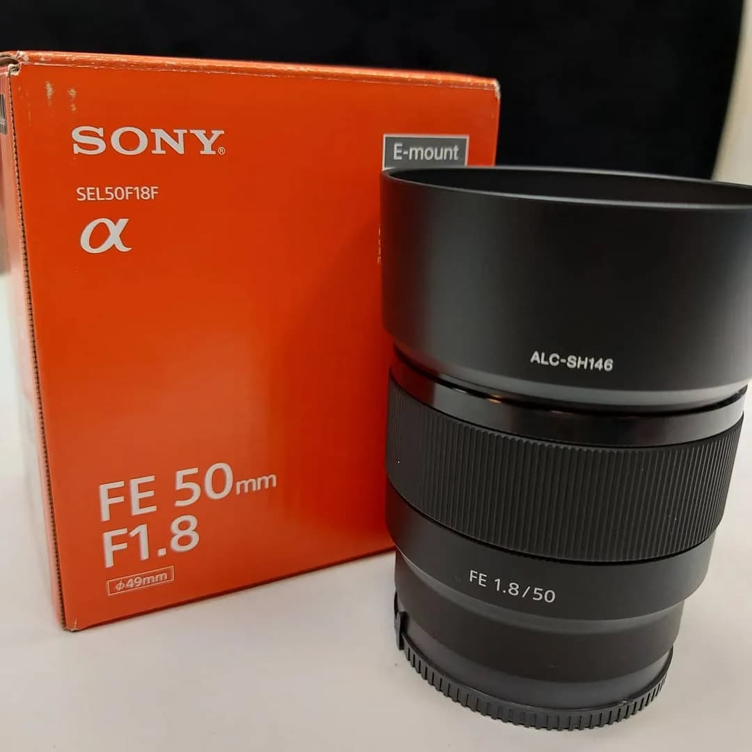 لنز 50mm F1.8 کارکرده سونی، رنگ مشکی، جنس فلز و پلاستیک، استوانهای