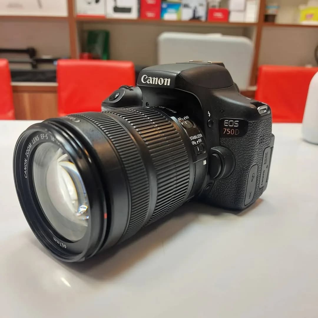 دوربین 750D با لنز 18-135 STM کارکرده کانن، رنگ مشکی، جنس پلاستیک، دوربین دیجیتال DSLR