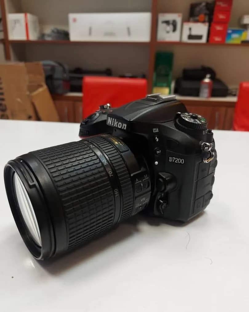 دوربین D7200 با لنز 18-140 کارکرده نیکون، رنگ مشکی، جنس پلاستیک و فلز، DSLR، لنز زوم