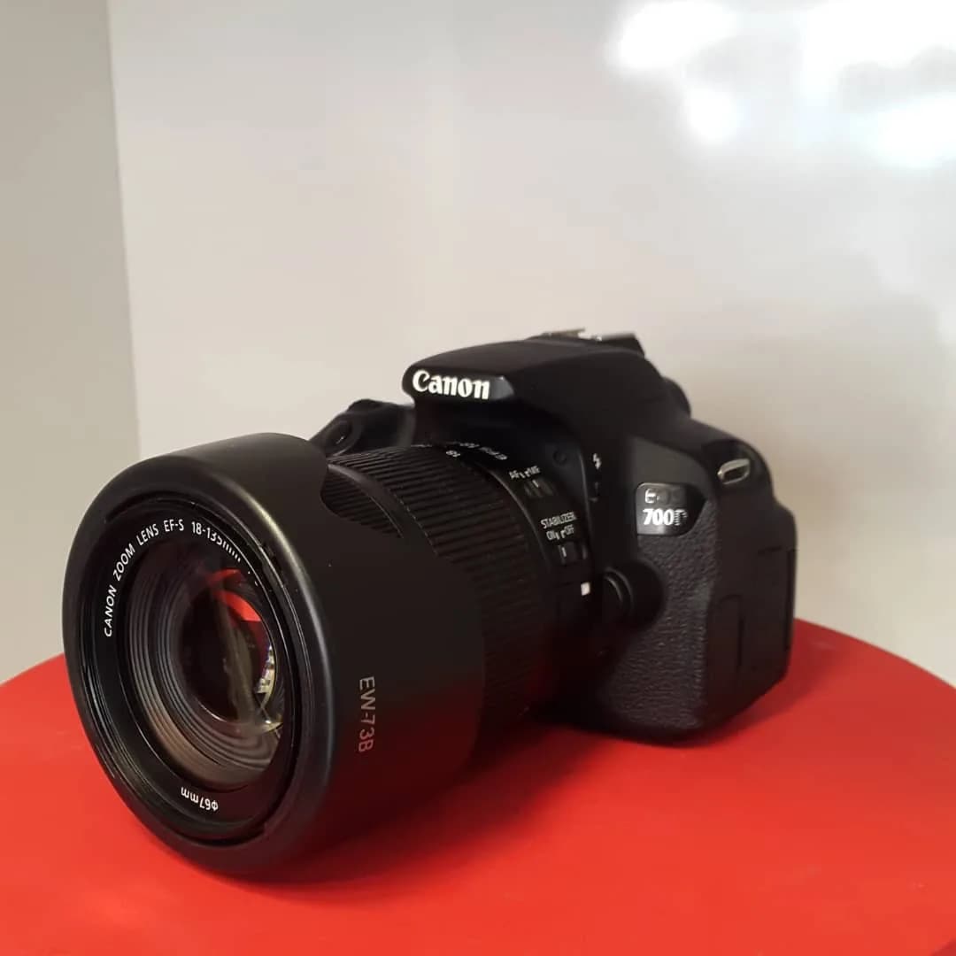 دوربین 700D با لنز 18-135 STM کارکرده کانن، رنگ مشکی، جنس فلز و پلاستیک
