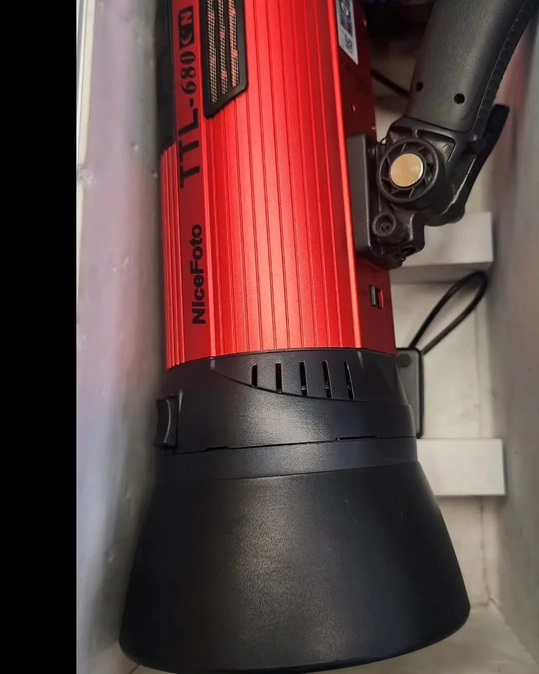 فلاش پرتابل TTL-680، رنگ قرمز و مشکی، جنس پلاستیک و فلز، فلاش استودیویی پرتابل