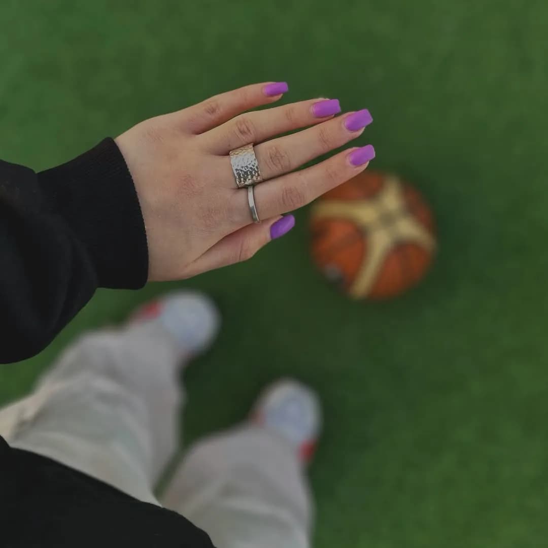 انگشتر و رینگ اسپرت نقره، رنگ نقرهای، جنس فلز، طرح چکشکاریشده، پهن، دوتایی