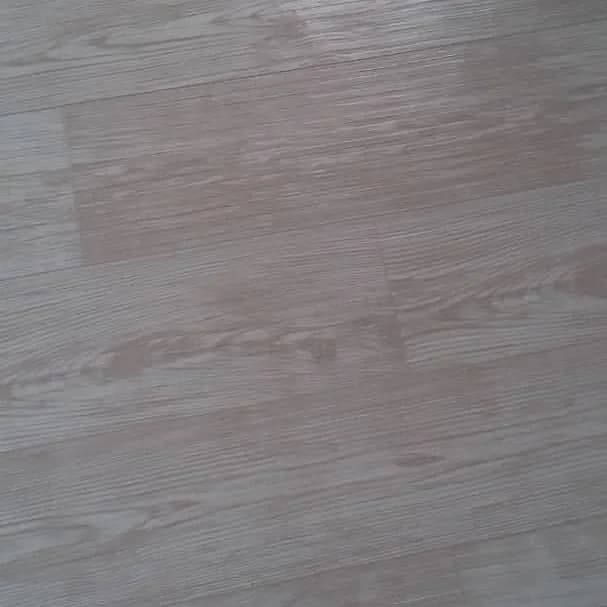 کفپوش پیویسی رولی عرض ۲ متر، رنگ خاکستری، جنس PVC، طرح چوب