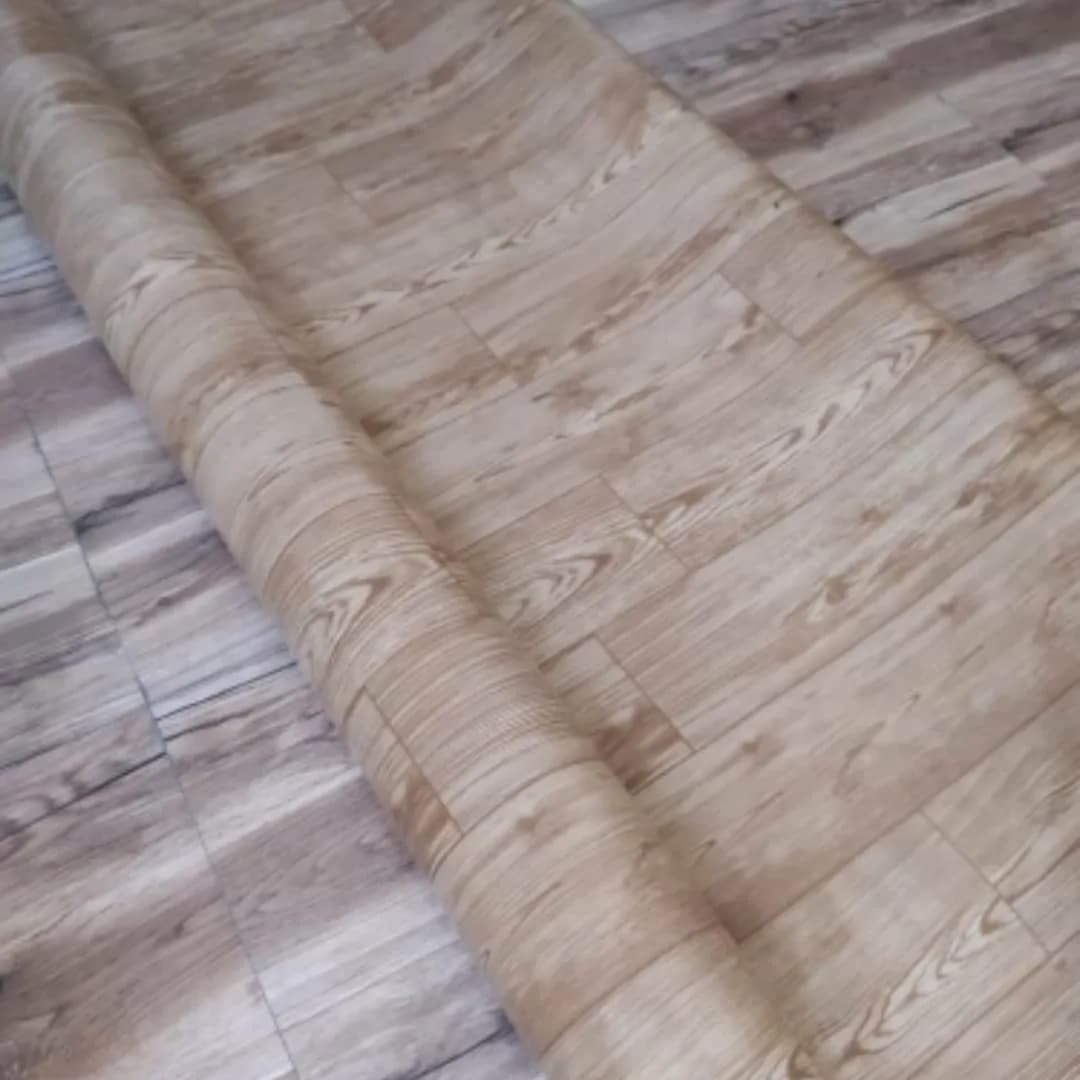 کفپوش رولی عرض ۲ متر، رنگ قهوه‌ای روشن و کرم، جنس پلاستیک، طرح چوب