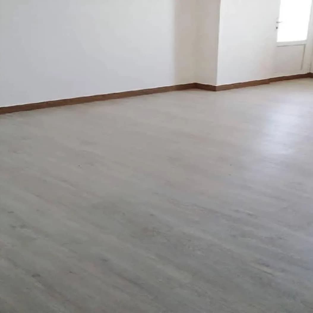 کفپوش رولی، رنگ خاکستری، کف‌پوش نصب شده
