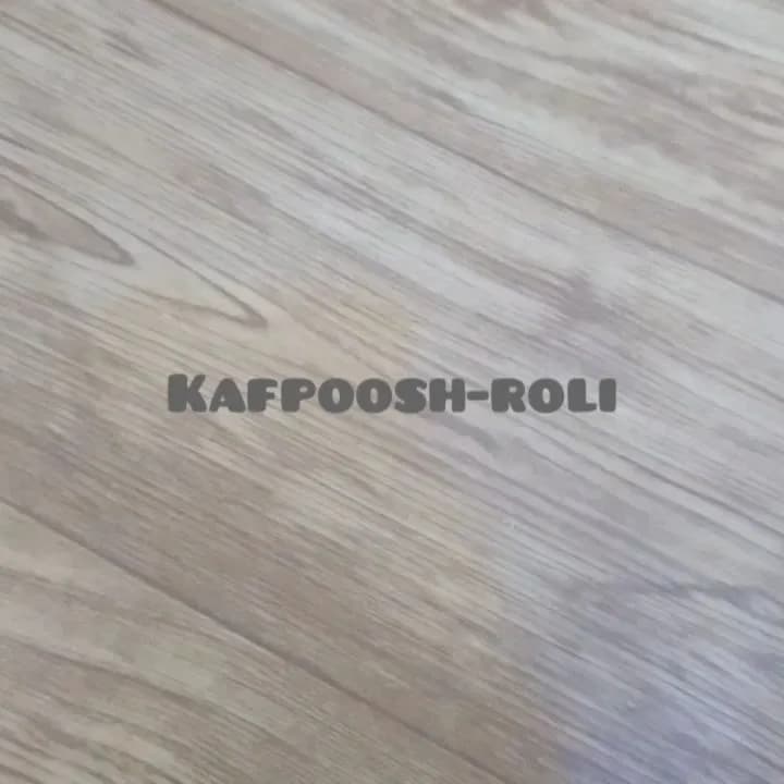 کفپوش پی‌وی‌سی، رنگ خاکستری و کرم، جنس پلاستیک، طرح طرح چوب، کفپوش پی‌وی‌سی رولی