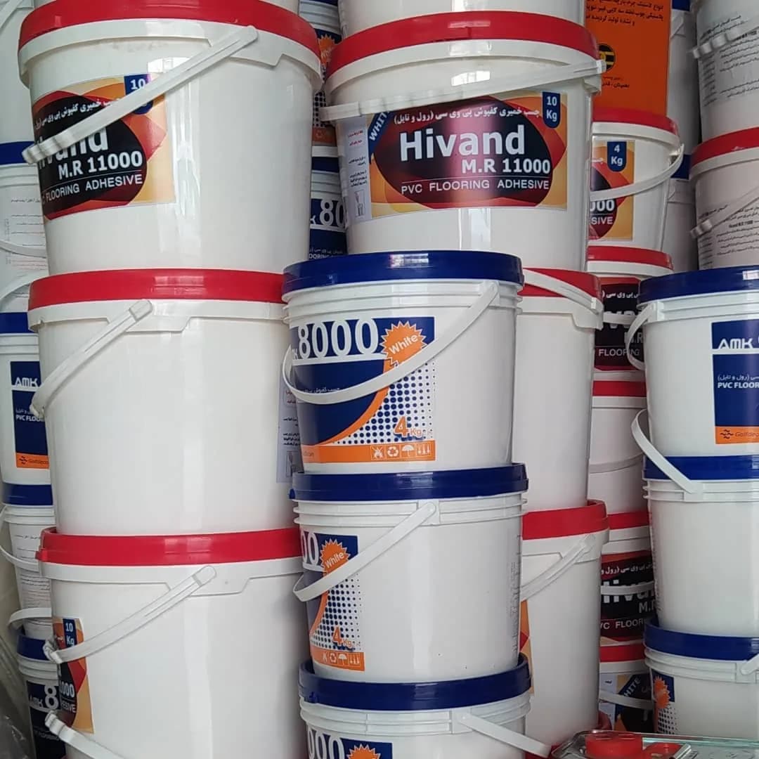 چسب خمیری کفپوش، رنگ سفید، قرمز و آبی، جنس پلاستیک، استوانه‌ای درب‌دار
