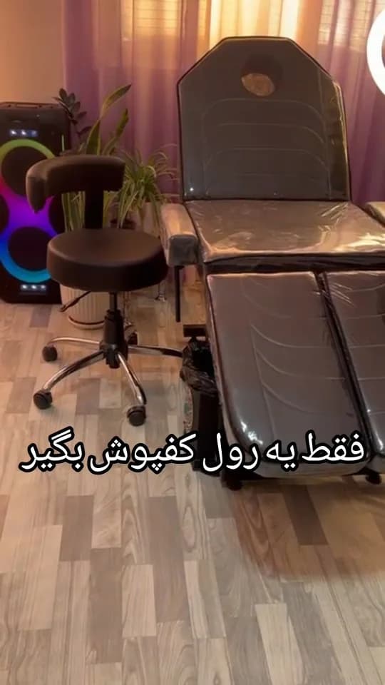 کفپوش رولی پشت نمدی، رنگ قهوه‌ای و کرم، جنس PVC، طرح طرح چوب