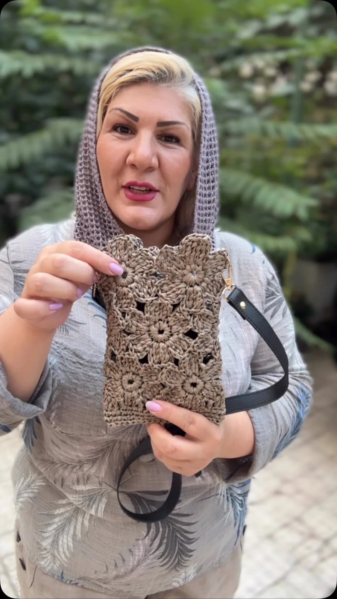 کیف دوشی بافتنی، رنگ قهوهای و مشکی، جنس چرم، طرح گلدار، کیف دوشی کوچک زنانه