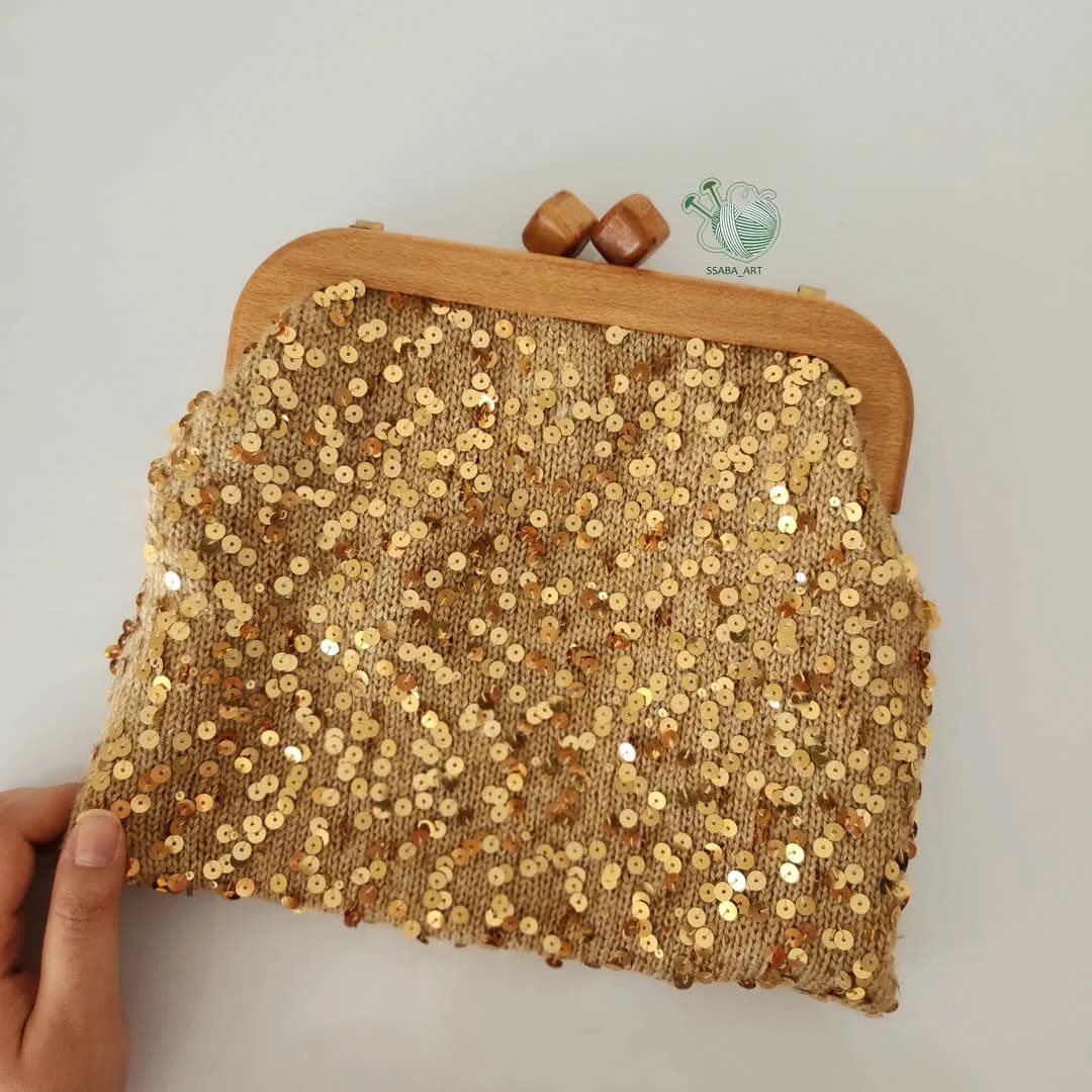 کیف بافتنی پولکی موهر، رنگ طلایی و کرم، جنس چوب، طرح گلدوزی، کیف دستی، درب چوبی