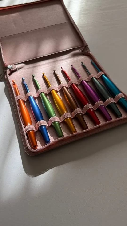 ست قلاب بافتنی، رنگ صورتی، جنس چرم مصنوعی، کیف زیپی با جای قلاب