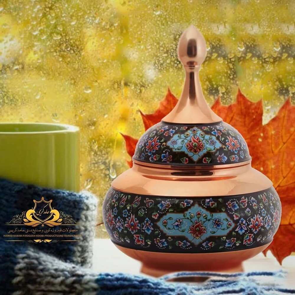 قندان مس و پرداز ۳۰ سانتی، رنگ مسی، آبی و مشکی، جنس سرامیک، طرح گلدار و اسلیمی، دردار پایه‌دار