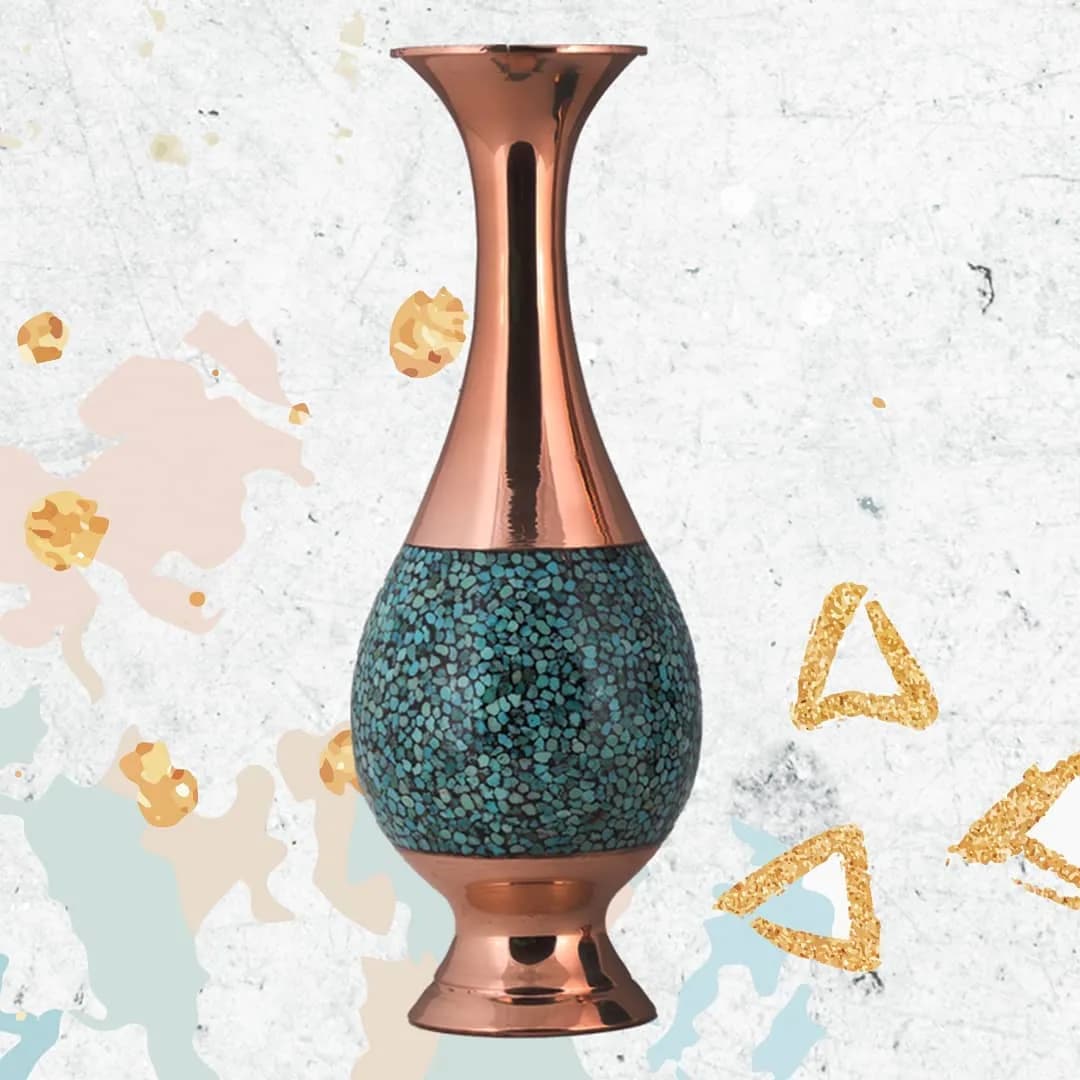 گلدان صراحی فیروزه کوب، رنگ مسی و فیروزه‌ای، جنس فلز و سنگ فیروزه، گلدانی رومیزی بلند