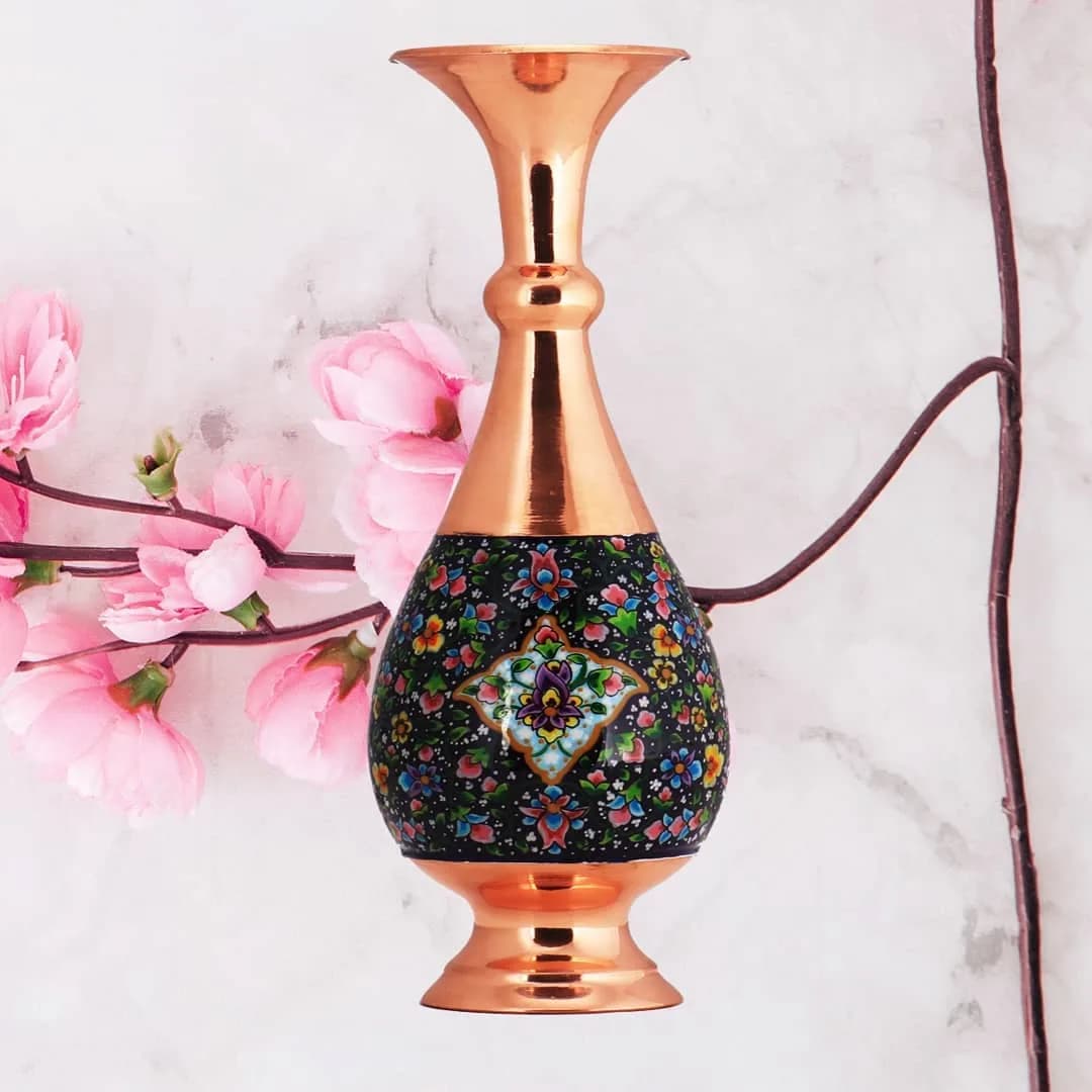 گلدان صراحی مس و پرداز ۲۵ سانتی، رنگ مسی، مشکی و آبی، جنس فلز و مس، طرح گلدار، گلدانی رومیزی صراحی