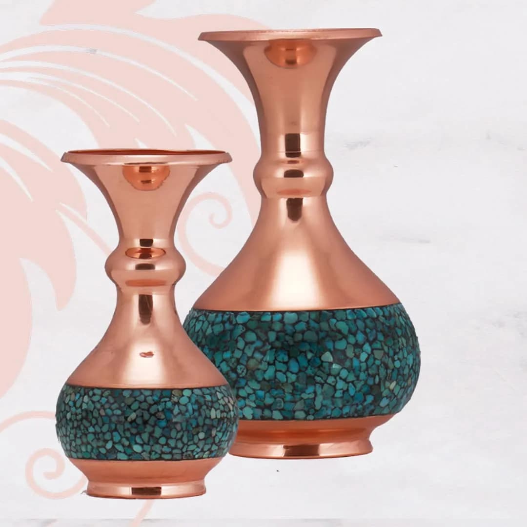 گلدان شلغمی فیروزه کوب ۱۱ سانتی، رنگ مسی و فیروزه‌ای، جنس فلز و سنگ فیروزه، گلدانی رومیزی دوتایی