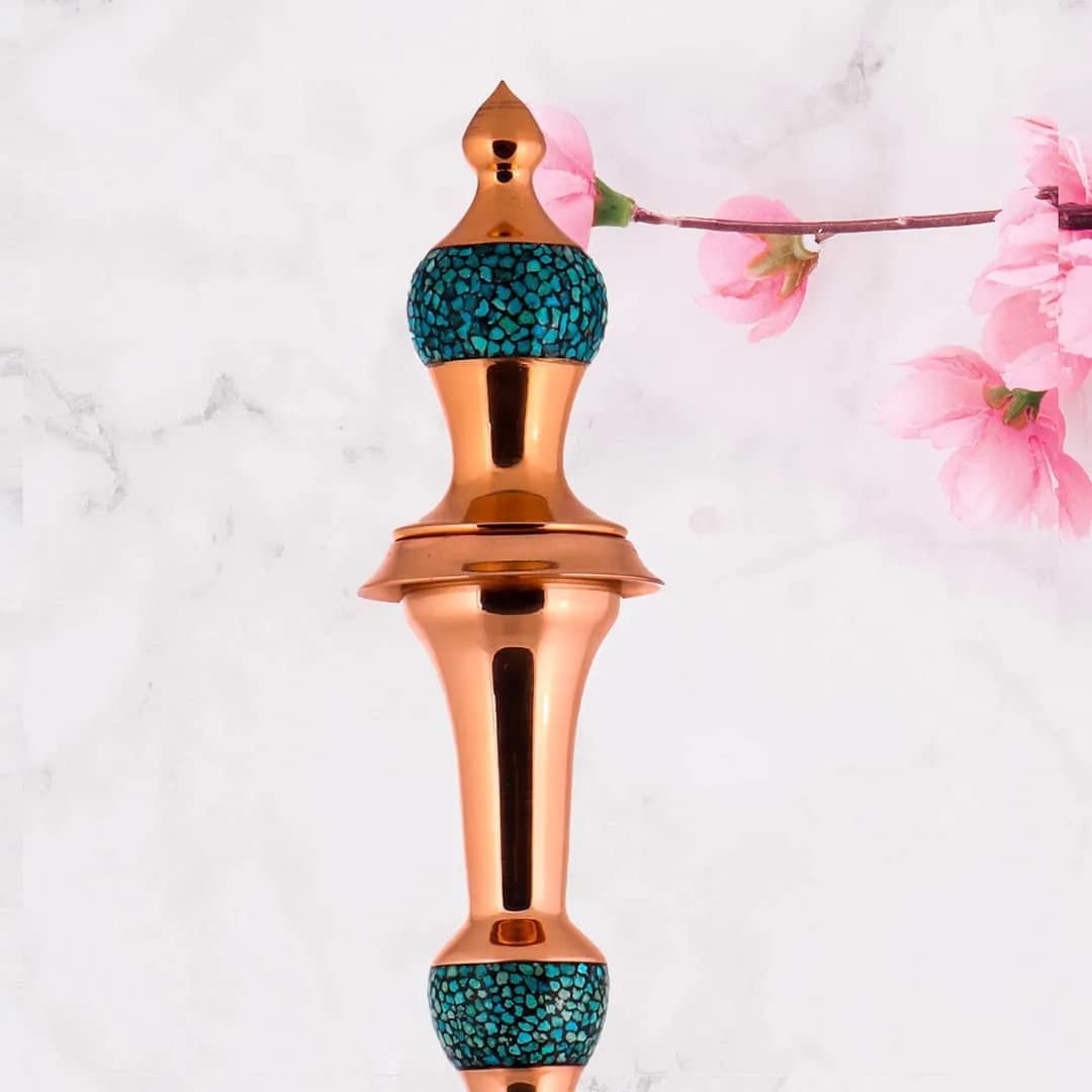 تنگ گیلاسی فیروزه کوب ۴۶ و ۵۳ سانتی، رنگ مسی و فیروزه‌ای، جنس مس و سنگ فیروزه، تنگ دکوری