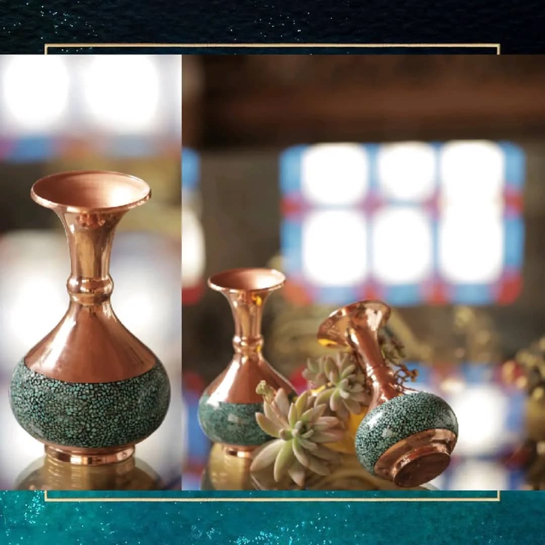 گلدان فیروزه‌کوب، رنگ مسی و فیروزه‌ای، جنس مس، طرح هندسی، گلدان گلویی