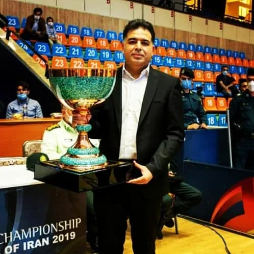 جام قهرمانی مس و فیروزه، رنگ طلایی، سبز و آبی، جنس فلز، جام بزرگ
