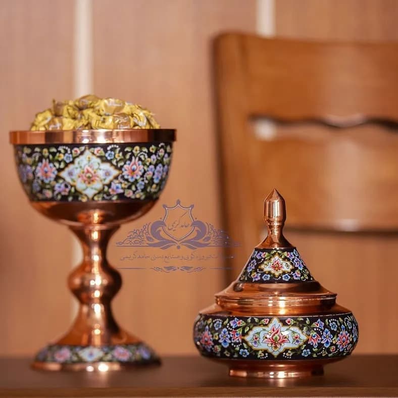 ظرف میوه فیروزهکوب، رنگ مسی، مشکی و رنگارنگ، جنس مس، طرح گلدار، کاسه پایه دار