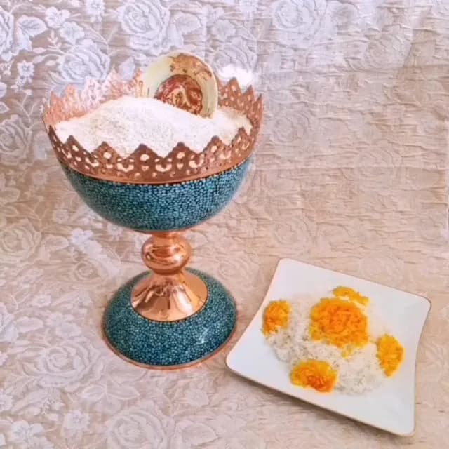 ظرف میوه فیروزه‌کوب، رنگ مسی و فیروزه‌ای، جنس مس، پایه دار، لبه دندانه دار