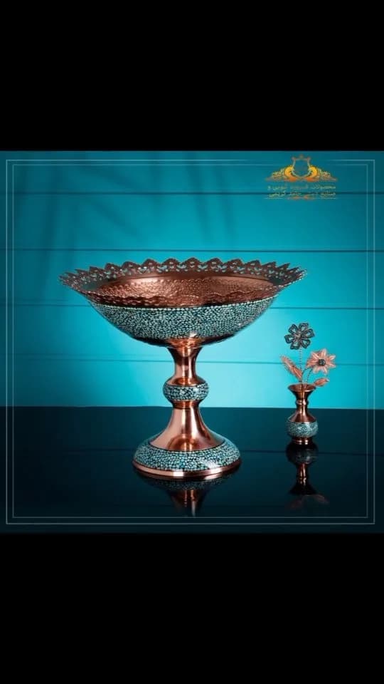 ظرف میوه میناکاری، رنگ مسی و فیروزه‌ای، جنس مس و فیروزه، پایه دار، لبه دندانه دار
