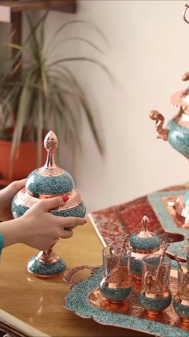 قندان مسی درب‌دار فیروزه‌کوب، رنگ فیروزه‌ای، پایه‌دار