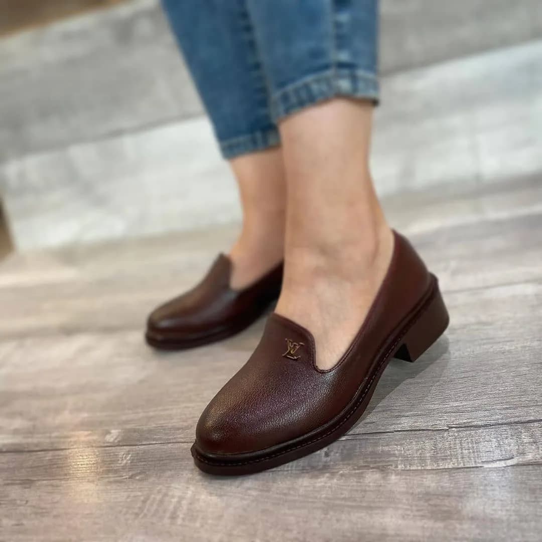 کفش زنانه طبی کارمندی — رنگ زرشکی — نمای روی‌تن — طبی