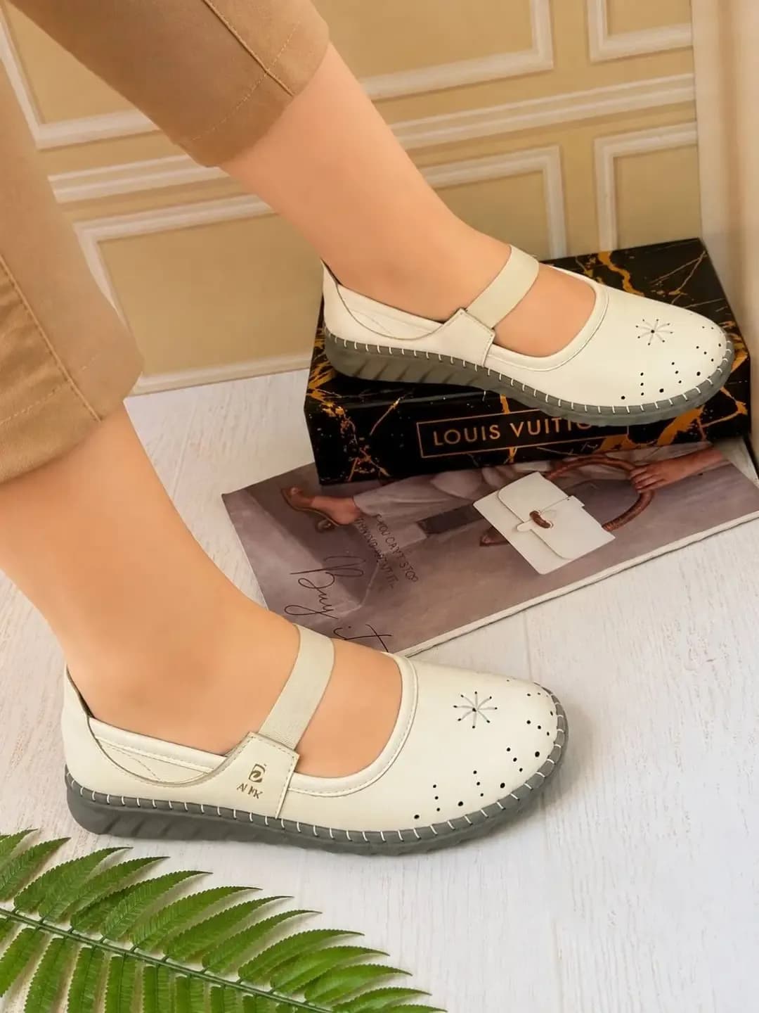 کفش تخت بنددار زنانه، رنگ کرم و خاکستری، جنس چرم