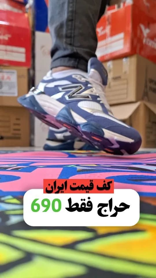 کتانی اسپرت سرمه‌ای و طوسی نیوبالانس، رنگ آبی و سفید، پاشنه تخت