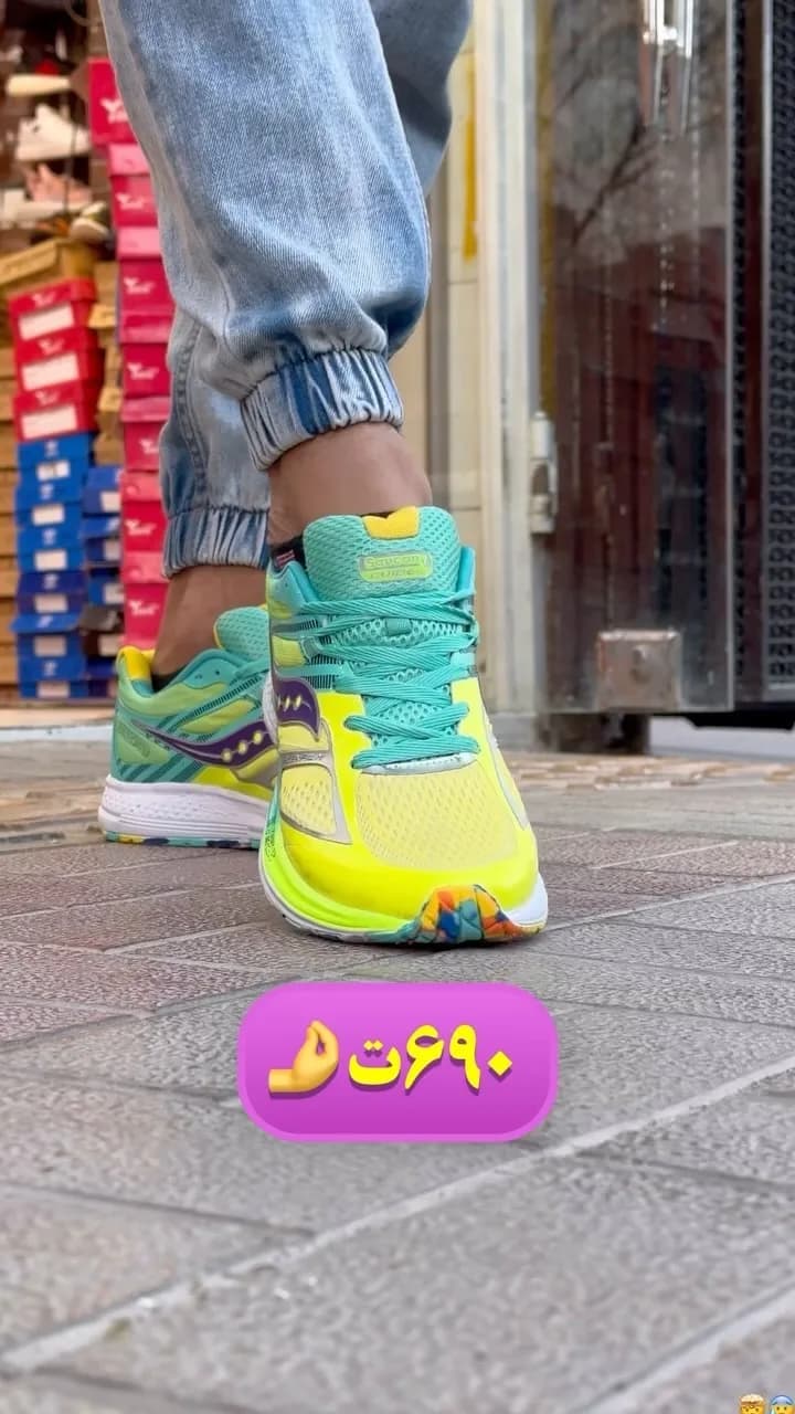 کتانی اسپرت سبز و زرد، رنگ بنفش، بنددار