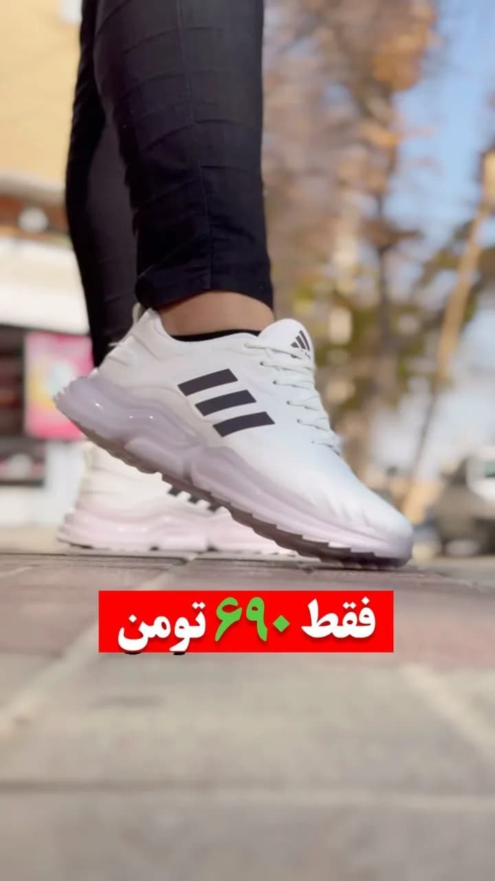 کتانی اسپرت سفید و مشکی آدیداس، بنددار، پاشنه تخت